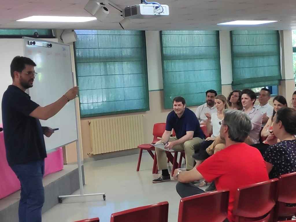 Joan de Santiago facilitando una sesión de formación para equipos en una empresa